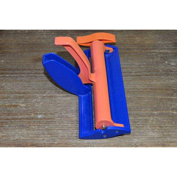 Fiskars Paper Crimper Cardmaking Scrapbooking Papercrafts Office Crafts - Picture 2 of 6